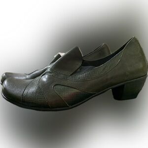 Women’s FIDJI loafers olive color size 12 NEW